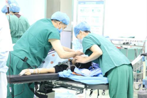 孕妇羊水破裂13岁男孩成功助产