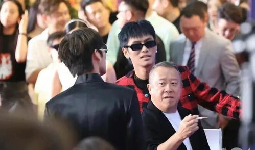 疯狂小杨哥现身王晶生日会