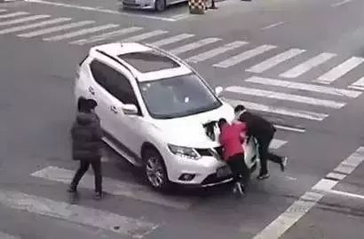 汽车撞了人三责能赔多少(汽车撞了人三责能赔多少？全面解析赔偿标准与程序)