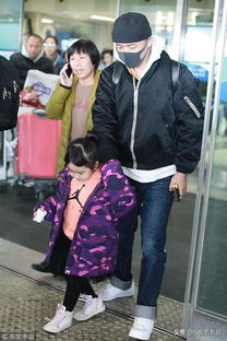 小沈阳女儿机场被偶遇 超像妈妈(小沈阳女儿机场被偶遇，长相超像妈妈，星二代的日常曝光引热议)