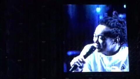 陈奕迅北京演唱会踩空台阶摔倒(陈奕迅北京演唱会意外摔倒，跌倒在舞台，却赢得人心)