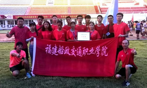 大学生扛着一扁担奖牌毕业